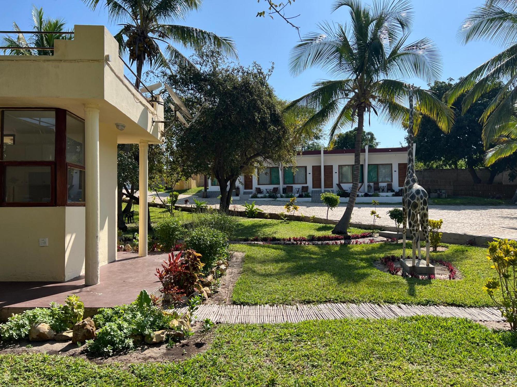 New Giraffe House Bed & Breakfast Vilanculos Exterior photo